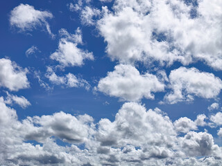 Obraz premium Blue sky with white clouds