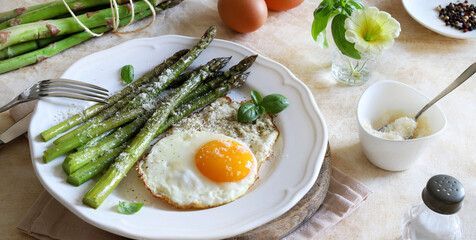 Uova fritte con asparagi verdi e spolverate di parmigiano. Cibo salutare. Concetto di cibo per la colazione. Direttamente sopra.
