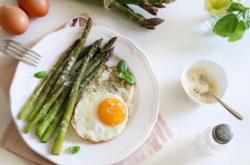 Uova fritte con asparagi verdi e spolverate di parmigiano. Cibo salutare. Concetto di cibo per la colazione. Direttamente sopra. - 793620771