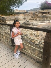 Mini aventurière visitant ruines antiques