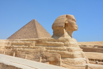 スフィンクスとクフ王のピラミッド