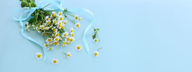 spring bouquet of daisies flowers over blue background - 793678106