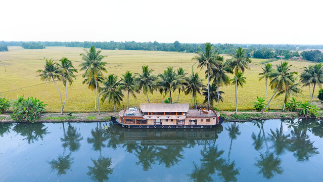 vembanad backwaters in alappuzha kerala india	