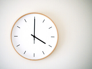 minimal wall clock on white show 4.00, 16.00