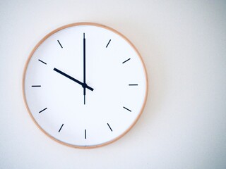 minimal wall clock on white show 10.00, 22.00