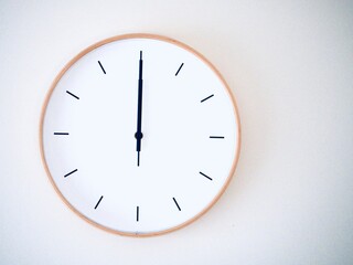 minimal wall clock on white show 12.00, 0.00