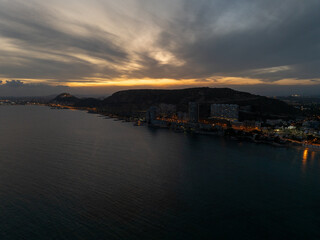 Obraz premium Vista panoramica a vista de drone de la playa de san juan en Alicante