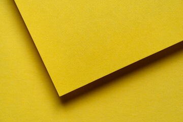 重なる黄色の画用紙