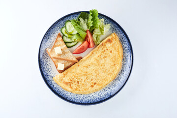omelet with fresh vegetables and toasts