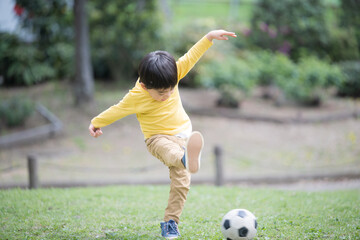 サッカーをする男の子 - obrazy, fototapety, plakaty