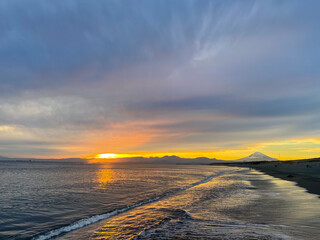 湘南茅ヶ崎の夕日が沈む美しい海と富士山