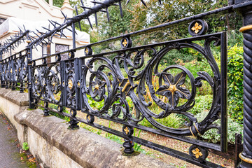 schöner Zaun auf dem Friedhof in London Camden