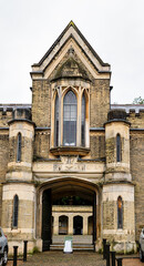 Eingang zur gegenüberliegenden Seite vom Ostteil auf dem Highgate Cemetery in London Camden