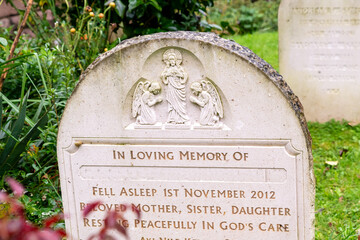 schöner Grabstein mit Wünschen für die Reise auf dem Highgate Cemetery in London Camden