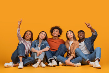 Obraz premium Group pointing up in unity on yellow background