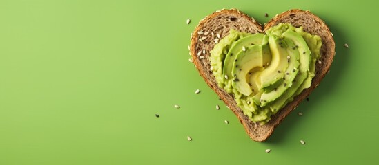 Obraz premium Heart-shaped avocado on bread