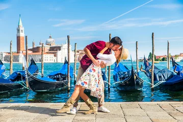 Naadloos Fotobehang Airtex Happy young couple traveling in Venice, Italy - Cheerful tourists visiting venetian landmarks on a sightseeing european tour © oneinchpunch