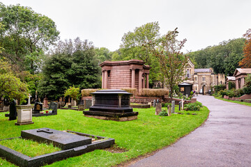 die größten Grabstätte liegen in der Nähe des Eingangs auf dem Highgate Cemetery in London Camden