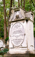 schöner alter Grabstein mit Wünschen für ein Leben im Jenseits auf dem Highgate Cemetery in London Camden