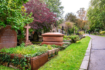 Grabstein in Form eines Sarges auf dem Highgate Cemetery in London Camden