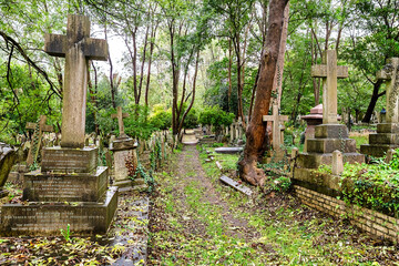 schmaler Weg zwischen den Gräbern auf dem Highgate Cemetery in London Camden