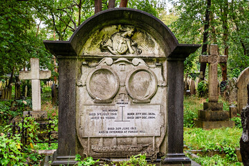 alter Grabstein stark verwittert  auf dem Highgate Cemetery in London Camden