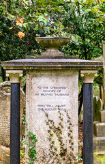 schöner alter Grabstein mit zwei Säulen auf dem Highgate Cemetery in London Camden