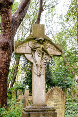 ein Engel an einem Grabstein auf dem Highgate Cemetery in London Camden