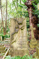 schöner alter Grabstein mit einem Engel auf dem Highgate Cemetery in London Camden