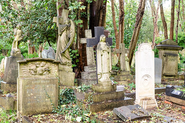 Gräber dicht bei dicht auf dem Highgate Cemetery in London Camden