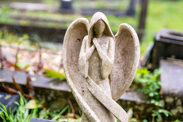 schlichter moderner Engel auf dem Highgate Cemetery in London Camden