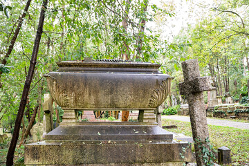 Grabstein in Form eines Sarges auf dem Highgate Cemetery in London Camden