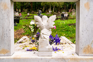 kleiner Engel auf einem Grab von der Rückseite auf dem Highgate Cemetery in London Camden
