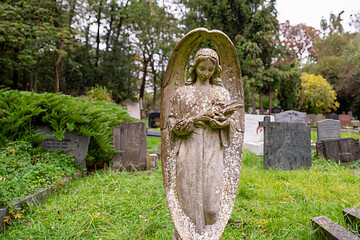 schöner großer Engel mit einem Zweig in der Hand auf dem Highgate Cemetery in London Camden
