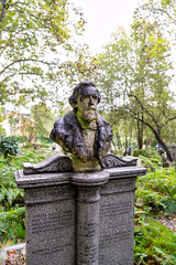 Männerbüste eines Unbekannten auf dem Highgate Cemetery in London Camden