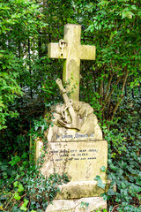 Großer Grabstein mit einem Kreuz und einem Anker auf dem Highgate Cemetery in London Camden