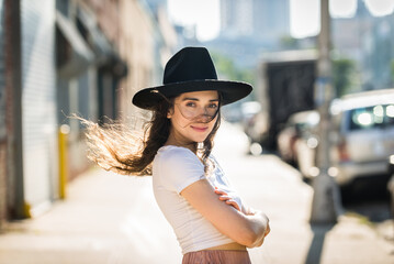 Beautiful woman in New York - Authentic portrait of pretty and cheerful female adult strolling in the city