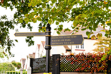 Hinweisschild zum Highgate Cemetery Ostteil Camden, London
