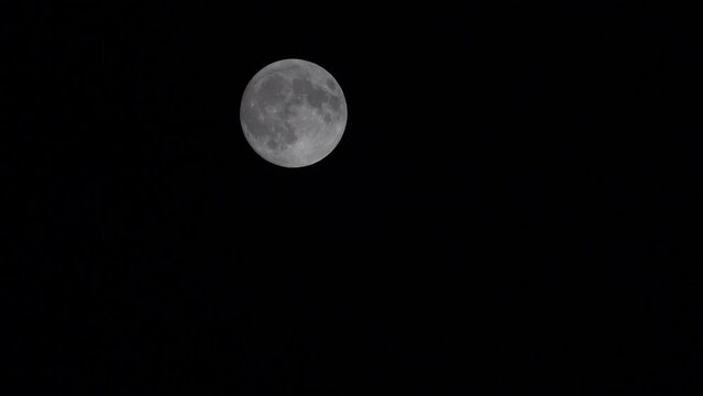 Pleine lune avec ciel nuageux film&eacute;e au 600mm