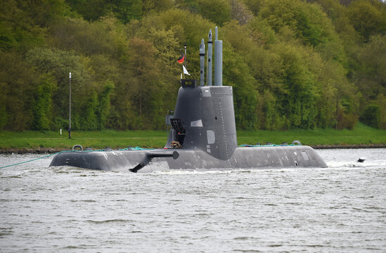 U-Boot TKMS Submarine 01 f&auml;hrt im Nord-Ostsee-Kanal
