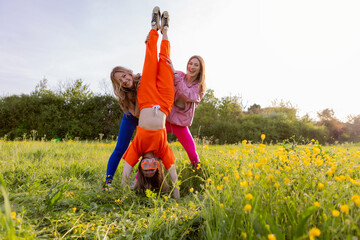 Ragazze che ballano in un parco.