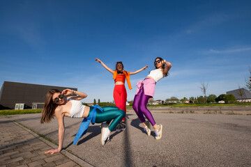 tre ragazze felici che ascoltano musica in esterna