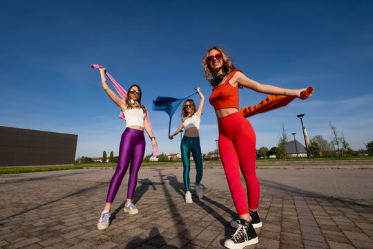 Ragazze che ballano e provano una coreografia all'aperto.