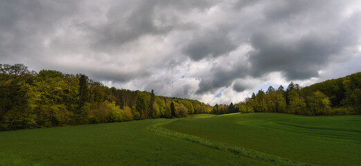 Wechselhaftes Wetter, Sonne oder Regen auf den Feldern