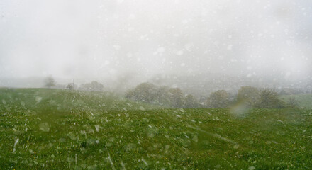 Wechselhaftes Wetter Schnee, Sonne, Regen auf den Feldern