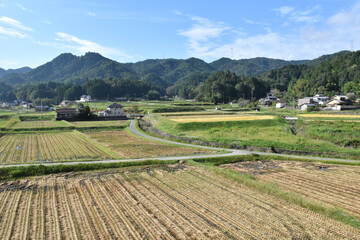 収穫を終えた田んぼ、秋の田舎の風景