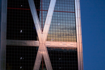 Amanecer reflejado en cristalera de Torres kio en madrid, espa&ntilde;a