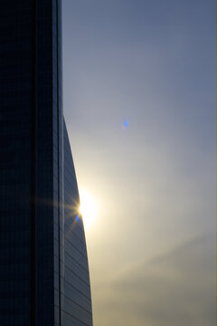 Salida sol contraluz por Torre emperador. Rascacielos Madrid oficinas y eventos. 4 torres business area. Espa&ntilde;a