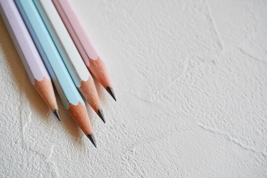 小学4年生の女の子のペンケースに入れている2Bの鉛筆。パステルカラーが可愛い。