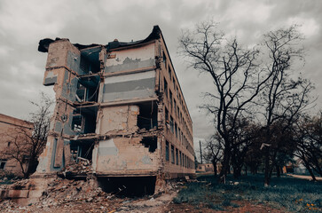 Fototapeta na wymiar destroyed school building in Ukraine